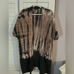 Chic tie-dye kimono in black/brown